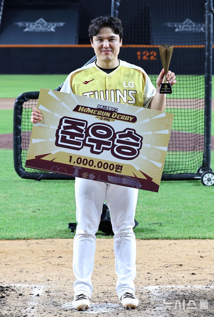 [대전=뉴시스] 최진석 기자 = 11일 대전 중구 대전한화생명볼파크에서 열린 2025 KBO리그 올스타 프라이데이 홈런더비에서 준우승을 차지한 LG 박동원이 기념촬영하고 있다. 2025.07.11. myjs@newsis.com