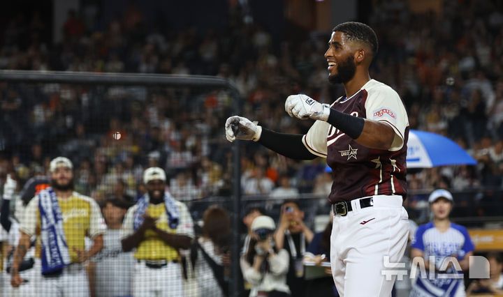 [대전=뉴시스] 최진석 기자 = 11일 대전 중구 대전한화생명볼파크에서 열린 2025 KBO리그 올스타 프라이데이 홈런더비 결승에서 우승을 확정지은 삼성 디아즈가 기뻐하고 있다. 2025.07.11. myjs@newsis.com