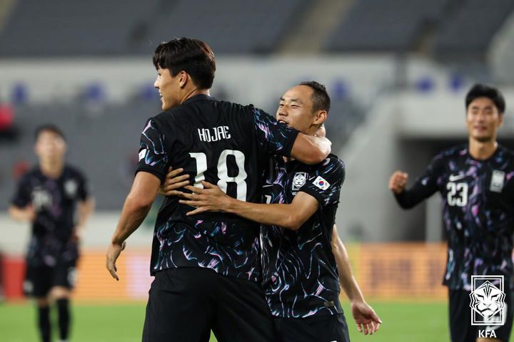 [서울=뉴시스] 이영환 기자 = 11일 용인 미르스타디움에서 열린 2025 동아시아축구연맹(EAFF) E-1챔피언십(동아시안컵) 홍콩과 한국의 경기, 이호재가 골을 넣고 문선민과 기뻐하고 있다. (사진=대한축구협회 제공) 2025.07.11. photo@newsis.com *재판매 및 DB 금지