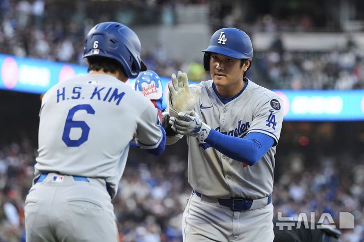 [샌프란시스코=AP/뉴시스] LA 다저스의 오타니 쇼헤이(오른쪽)가 11일(현지 시간) 미 캘리포니아주 샌프란시스코 오라클 파크에서 열린 2025 메이저리그 샌프란시스코 자이언츠와의 경기 3회 초 2점 홈런(시즌 32호)을 친 후 득점한 김혜성의 축하를 받고 있다. 2025.07.12.