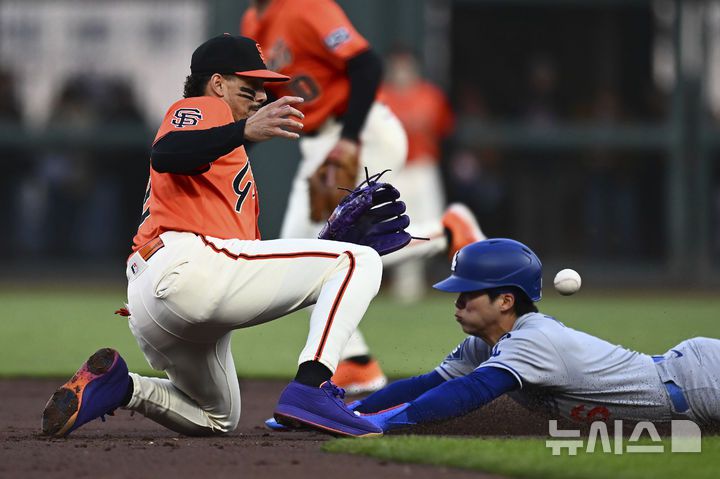 [샌프란시스코=AP/뉴시스] LA 다저스 2루수 김혜성이 11일(현지 시간) 미 캘리포니아주 샌프란시스코 오라클 파크에서 열린 2025 메이저리그 샌프란시스코 자이언츠와의 경기 3회 초 우전 안타 후 2루로 도루하고 있다. 김혜성은 오타니 쇼헤이의 2점 홈런(시즌 32호)으로 홈을 밟았다. 2025.07.12.