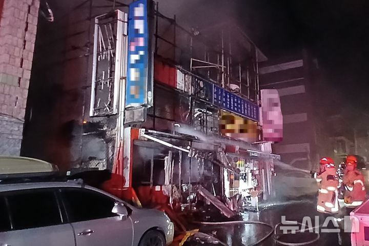 [인천=뉴시스] 12일 오전 인천 계양구 계산동 한 건축자재업체에서 불이 나 소방대원들이 진화 작업을 하고 있다. (사진=인천소방본부 제공) 2025.07.12. photo@newsis.com