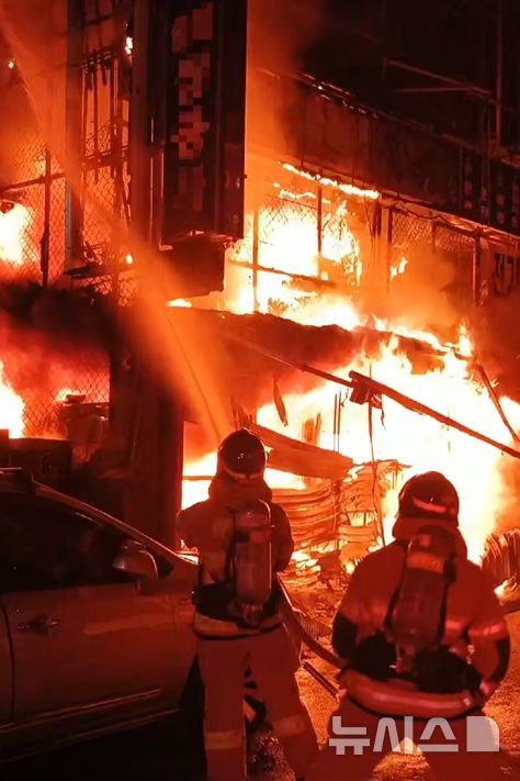 [인천=뉴시스] 12일 오전 인천 계양구 계산동 한 건축자재업체에서 불이 나 소방대원들이 진화 작업을 하고 있다. (사진=인천소방본부 제공) 2025.07.12. photo@newsis.com