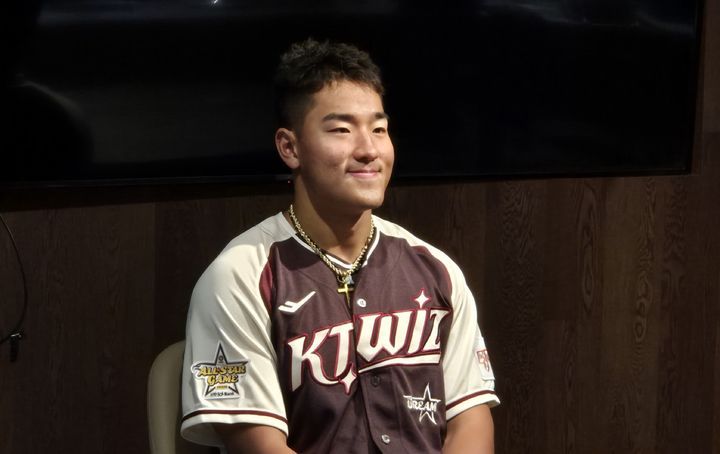 [대전=뉴시스] 문채현 기자 = 프로야구 KT 위즈 안현민이 12일 대전 한화생명볼파크에서 열리는 2025 신한 쏠뱅크 KBO 올스타전을 앞두고 취재진과 인터뷰를 하고 있다. 2025.07.12. dal@newsis.com *재판매 및 DB 금지