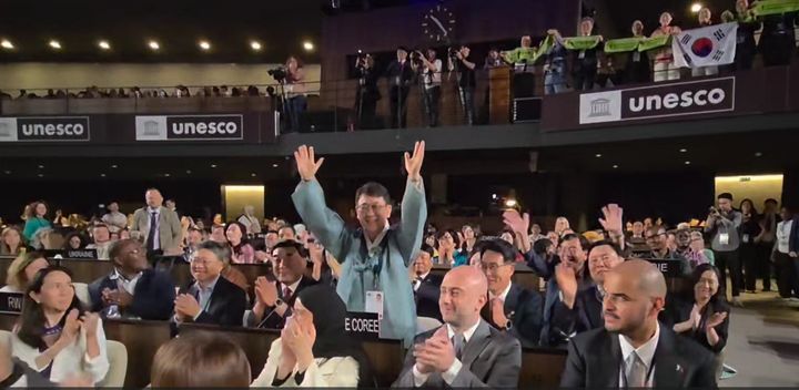 [서울=뉴시스] 프랑스 파리에서 개최되고 있는 제47차 세계유산위원회에서 반구천 암각화가 세계문화유산에 등재된 것에 환호하는 최응천 국가유산청장(왼쪽에서 세번째) (사진=국가유산청 제공) 2025.07.12. photo@newsis.com *재판매 및 DB 금지