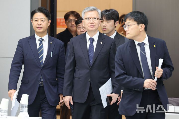 [서울=뉴시스] 권창회 기자 = 김영호 국회 교육위원장, 박주민 보건복지위원장, 김택우 대한의사협회장, 이선우 대한의과대학-의학전문대학원학생회 비상대책위원장이 12일 오후 서울 용산구 대한의사협회에서 의과대학 교육 정상화를 위한 공동 성명서를 발표하기 위해 이동하고 있다. 2025.07.12. kch0523@newsis.com