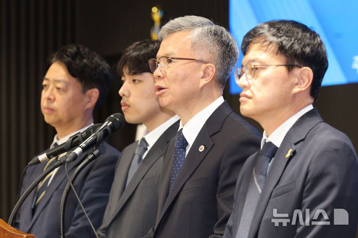 [서울=뉴시스] 권창회 기자 = 김택우 대한의사협회장이 12일 오후 서울 용산구 대한의사협회에서 의과대학 교육 정상화를 위한 공동 입장 발표를 하고 있다. 2025.07.12. kch0523@newsis.com