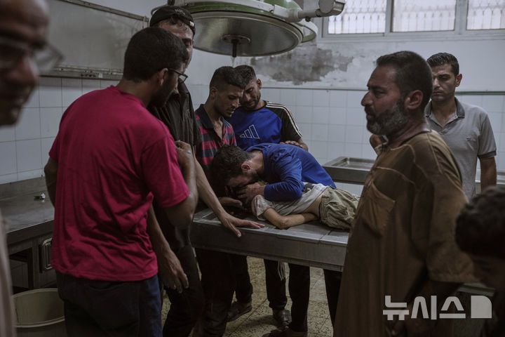 [시파=AP/뉴시스] 12일(현지 시간) 가자지구 시파 병원 영안실에서 팔레스타인인들이 이스라엘군의 공습으로 사망한 어린이를 애도하고 있다. 2025.07.14.