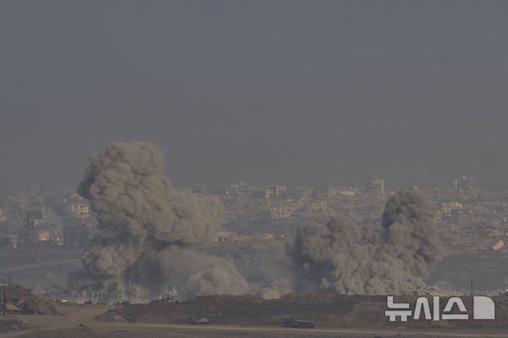 [이스라엘=AP/뉴시스] 13일(현지 시간) 이스라엘 남부에서 바라본 가자지구 북부에 폭발로 인한 연기가 피어오르고 있다. 2025.07.14.