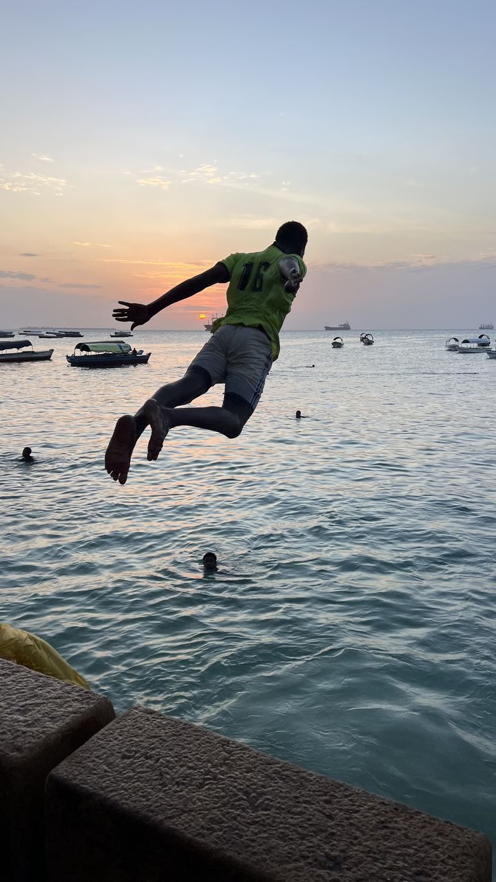 잔지바르 바다에 뛰어드는 아이들. 사진=아트놈 제공. *재판매 및 DB 금지