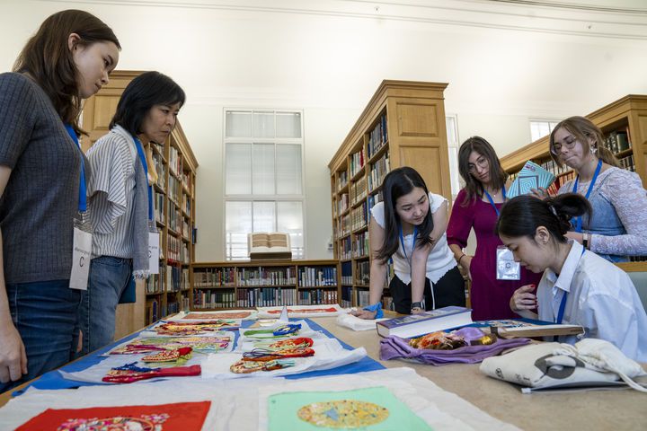 한국 전통 자수 전문가 조희화가  영국 케임브리지대학교에서 열린 '한국의 날' 행사에서 자수 워크숍 시연을 하고 있다.  (사진=주영한국문화원 제공) *재판매 및 DB 금지