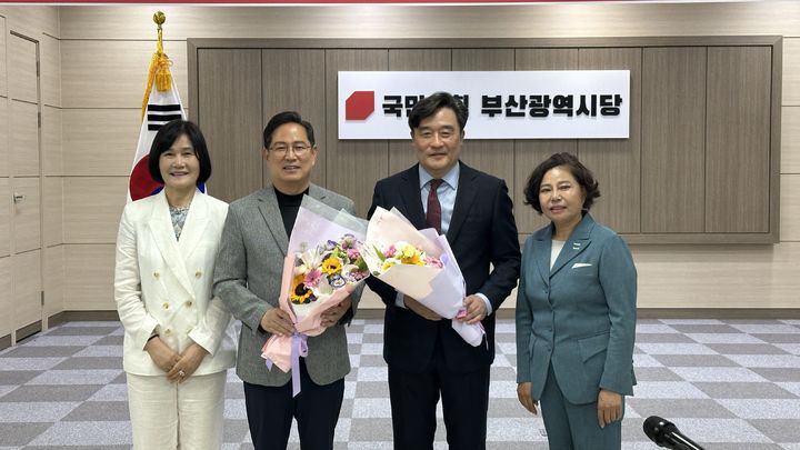 [부산=뉴시스] 13일 오후 국민의힘 신임 부산시당위원장으로 정동만 국회의원(왼쪽에서 세 번째)이 선출됐다. 2025.07.13. photo@newsis.com *재판매 및 DB 금지