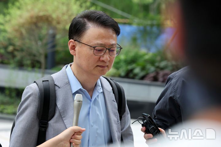 [서울=뉴시스] 배훈식 기자 = 구세현 전 웰바이오텍 대표이사가 13일 오전 서울 종로구 윤석열 전 대통령 부인 김건희 여사 의혹을 수사하는 민중기 특별검사팀 사무실에 출석하며 취재진의 질문에 입을 닫고 있다. 2025.07.13. dahora83@newsis.com