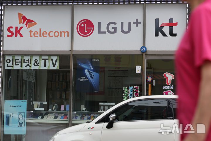 [서울=뉴시스] 배훈식 기자 = SK텔레콤 사이버 침해 사고 위약금 면제 기한이 하루 앞으로 다가온 13일 서울 서대문구의 한 휴대전화 판매점에 이동통신 3사 로고가 붙어 있다. 이번 사고로 촉발된 이통 3사간의 고객유치전이 막바지로 치달으며 보조금 경쟁 등 과열양상을 띄고 있다. 2025.07.13. dahora83@newsis.com
