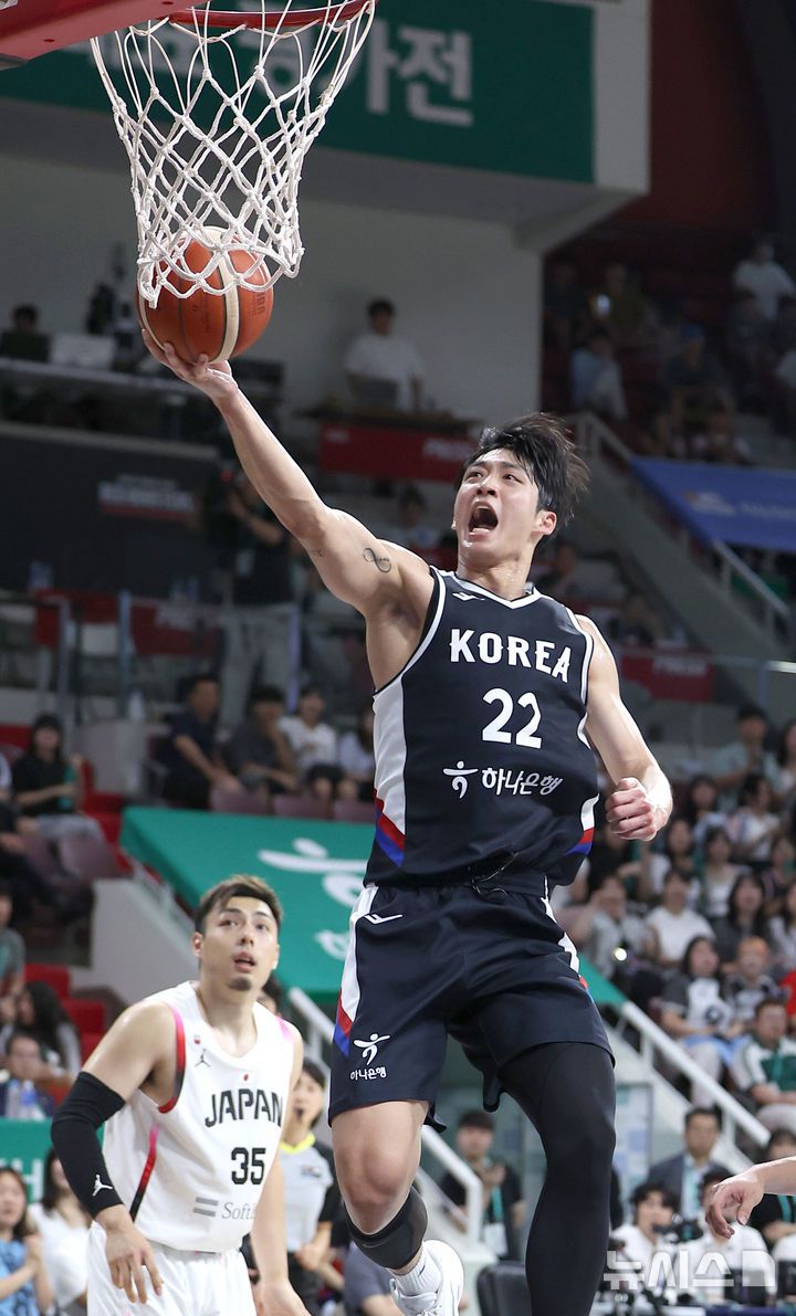 [안양=뉴시스] 김선웅 기자 = 13일 경기 안양시 정관장 아레나에서 열린 하나은행 초청 2025 남자농구 국가대표 평가전 대한민국 vs 일본 2차전 경기, 여준석이 골밑슛을 하고 있다. 2025.07.13. mangusta@newsis.com