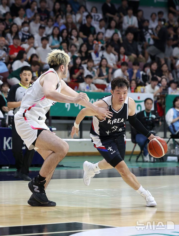 [안양=뉴시스] 김선웅 기자 = 13일 경기 안양시 정관장 아레나에서 열린 하나은행 초청 2025 남자농구 국가대표 평가전 대한민국 vs 일본 2차전 경기, 이승현이 돌파를 시도하고 있다. 2025.07.13. mangusta@newsis.com