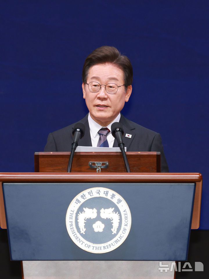 [서울=뉴시스] 고범준 기자 = 이재명 대통령이 13일 서울 강남구 코엑스에서 열린 2025 세계정치학회(IPSA) 서울총회 개막식에서 기조연설을 하고 있다. 2025.07.13. bjko@newsis.com