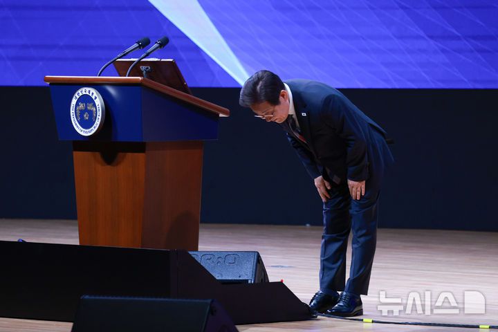 [서울=뉴시스] 고범준 기자 = 이재명 대통령이 13일 서울 강남구 코엑스에서 열린 2025 세계정치학회(IPSA) 서울총회 개막식에서 기조연설을 마친 뒤 고개숙여 인사하고 있다. 2025.07.13. bjko@newsis.com