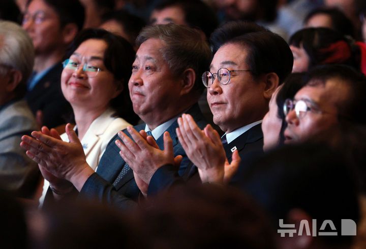 [서울=뉴시스] 고범준 기자 = 이재명 대통령이 13일 서울 강남구 코엑스에서 열린 2025 세계정치학회(IPSA) 서울총회 개막식에서 박수치고 있다. 2025.07.13. bjko@newsis.com