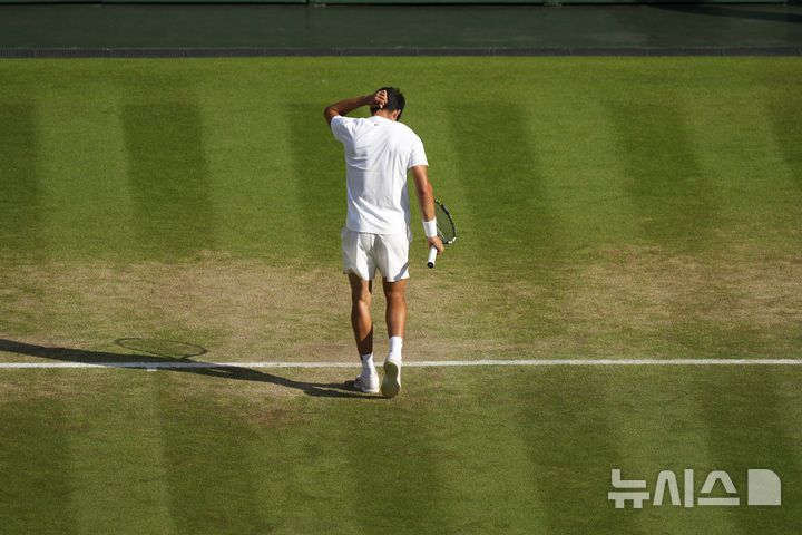[런던=AP/뉴시스] 카를로스 알카라스(2위·스페인)가 13일(현지 시간) 영국 런던 올잉글랜드 클럽에서 열린 2025 윔블던 테니스 대회 남자 단식 결승전 얀니크 신네르(1위·이탈리아)와의 경기에서 점수를 내준 후 아쉬워 하고 있다. 2025.07.14.