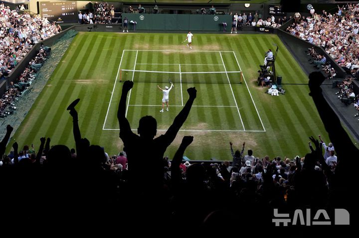 [런던=AP/뉴시스] 얀니크 신네르(1위·이탈리아)가 13일(현지 시간) 영국 런던 올잉글랜드 클럽에서 열린 2025 윔블던 테니스 대회 남자 단식 결승전 카를로스 알카라스(2위·스페인)와의 경기에서 승리한 뒤 환호하고 있다. 신네르는 결승에서 3연패를 노리는 카를로스 알카라스(2위·스페인)에게 3-1(4-6 6-4 6-4 6-4) 역전승을 거두고 윔블던 첫 우승을 차지했다. 2025.07.14.