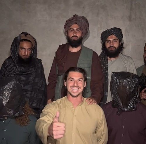 [서울=뉴시스] 한 아프가니스탄 인플루언서가 인질 참수 영상을 연상시키는 아프간 관광 홍보 영상을 게재해 논란이 일고 있다. (사진=요사프 아류비 인스타그램 캡처) 2025.07.14 *재판매 및 DB 금지