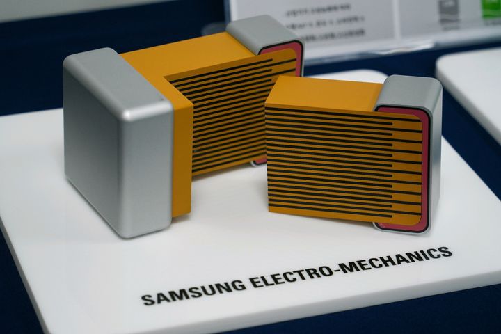 [서울=뉴시스]적층세라믹콘덴서(MLCC)는 전기를 저장했다가 반도체에 안정적으로 공급해 원활한 동작을 돕는 핵심 부품이다. 눈에 간신히 보이는 크기지만, 내부에는 500~1000층의 유전체와 전극을 교대로 층층이 쌓아 만든다. 삼성전자는 각각의 원료인 세라믹(도자기)과 금속(니켈)을 얇게 만드는 재료기술과 간섭 없이 균일하게 층을 쌓을 수 있는 제조 기술에서 세계 최고 수준이다. 특히 초부가가치 시장인 AI(인공지능) 서버용 제품에서 40%의 점유율로, 일본 무라타와 함께 글로벌 선두권을 형성하고 있다.  사진은 MLCC의 목업(Mock-up). (사진=삼성전기 제공) photo@newsis.com *재판매 및 DB 금지