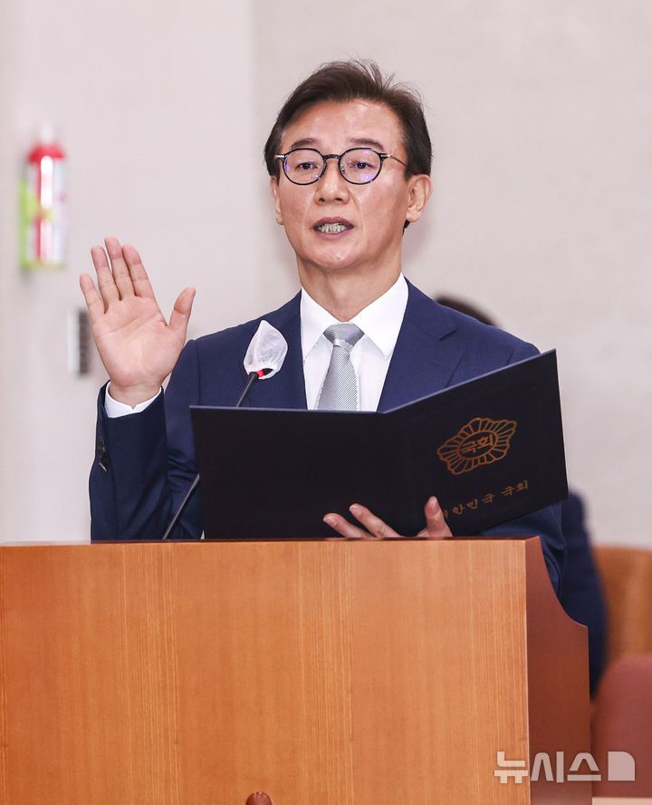 [서울=뉴시스] 김명년 기자 = 전재수 해양수산부 장관 후보자가 14일 오전 서울 여의도 국회 농림축산식품해양수산위원회에서 열린 인사청문회에 참석해 선서하고 있다. 2025.07.14. kmn@newsis.com