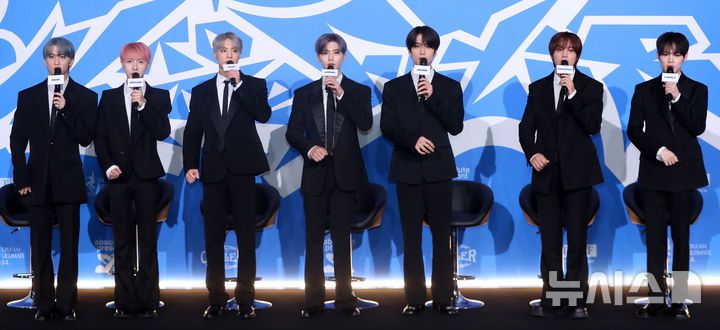 [서울=뉴시스] 김혜진 기자 = 그룹 NCT드림(왼쪽부터 마크, 런쥔, 제노, 재민, 지성, 해찬, 천러)이 14일 오전 서울 송파구 롯데시네마 월드타워에서 열린 다섯 번째 정규앨범 'Go Back To The Future(고 백 투 더 퓨처)' 발매 기념 기자간담회에서 인사말을 하고 있다. 2025.07.14. jini@newsis.com