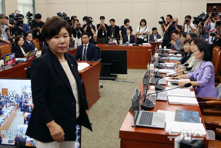 [서울=뉴시스] 김명년 기자 = 14일 국회 여성가족위원회에서 열린 강선우 여성가족부 장관 후보자 인사청문회에서 국민의힘 간사인 조은희 의원이 퇴장하고 있다. 2025.07.14. kmn@newsis.com