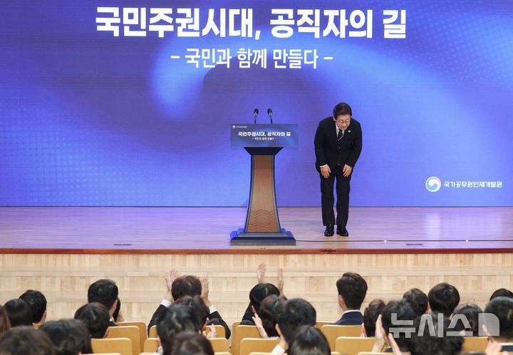 [진천=뉴시스] 최동준 기자 = 이재명 대통령이 14일 충북 진천 국가공무원인재개발원에서 5급 신임관리자과정 교육생에게 특강에 앞서 인사하고 있다. (대통령실통신사진기자단) 2025.07.14. photocdj@newsis.com