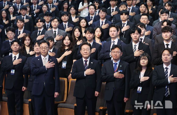 [진천=뉴시스] 최동준 기자 = 이재명 대통령이 14일 충북 진천 국가공무원인재개발원에서 5급 신임관리자과정 교육생에게 특강에 앞서 참석자들과 국민의례를 하고 있다. (대통령실통신사진기자단) 2025.07.14. photocdj@newsis.com