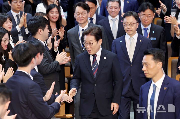 [진천=뉴시스] 최동준 기자 = 이재명 대통령이 14일 5급 신임관리자과정 교육생에게 특강을 하기 위해 충북 진천 국가공무원인재개발원 강당에 입장하며 참석자들과 인사하고 있다. (대통령실통신사진기자단) 2025.07.14. photocdj@newsis.com