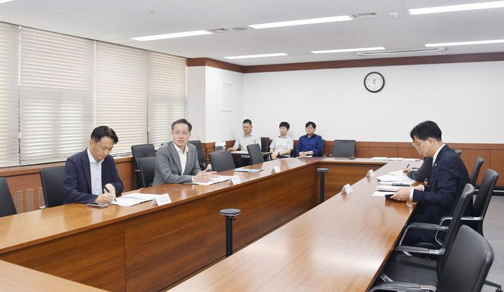 [서울=뉴시스] 이형일 기획재정부 장관 직무대행 1차관이 14일 오후 서울 종로구 정부서울청사에서 열린 제50차 물가관계차관회의를 주재하고 있다. (사진=기획재정부 제공) 2025.07.14. photo@newsis.com *재판매 및 DB 금지