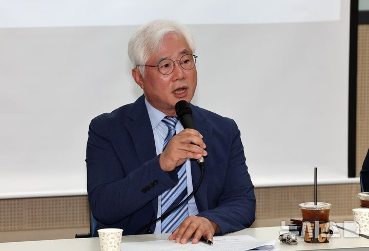 [서울=뉴시스] 배훈식 기자 = 유원준 한국사립대학교수회연합회 이사장이 14일 오후 서울 용산구 비앤디파트너스 서울역점 강당에서 열린 이진숙 교육부 장관 후보자 논문표절 의혹 검증을 위한 범학계 국민검증단 대국민 보고회에서 발언하고 있다. 2025.07.14. dahora83@newsis.com