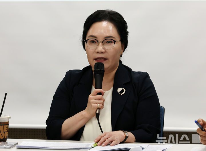 [서울=뉴시스] 배훈식 기자 = 김경한 전국사학민주회교수노조 위원장이 14일 오후 서울 용산구 비앤디파트너스 서울역점 강당에서 열린 이진숙 교육부 장관 후보자 논문표절 의혹 검증을 위한 범학계 국민검증단 대국민 보고회에서 발언하고 있다. 2025.07.14. dahora83@newsis.com