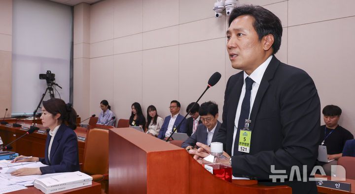 [서울=뉴시스] 고승민 기자 = 이의일 엑셀세라퓨틱스 대표가 14일 서울 여의도 국회에서 열린 강선우 여성가족부 장관 후보자 인사청문회에서 의원 질의에 답하고 있다. 2025.07.14. kkssmm99@newsis.com