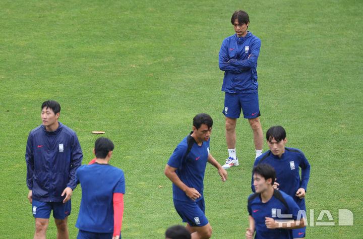 [성남=뉴시스] 황준선 기자 = 대한민국 남자 축구 국가대표팀 홍명보 감독이 14일 경기 성남시 성남종합운동장에서 훈련을 지켜보고 있다. 2025 EAFF(동아시아축구연맹) E-1 챔피언십(동아시안컵)에 출전하는 대한민국 남자 축구 국가대표팀은 오는 15일 용인미르스타디움에서 일본과 경기를 치른다. 2025.07.14. hwang@newsis.com