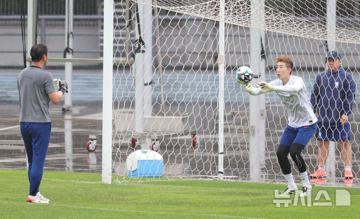 [성남=뉴시스] 황준선 기자 = 대한민국 남자 축구 국가대표팀 주장 조현우가 지난 14일 경기 성남시 성남종합운동장에서 훈련하고 있다. 2025 EAFF(동아시아축구연맹) E-1 챔피언십(동아시안컵)에 출전하는 대한민국 남자 축구 국가대표팀은 오는 15일 용인미르스타디움에서 일본과 경기를 치른다. 2025.07.14. hwang@newsis.com