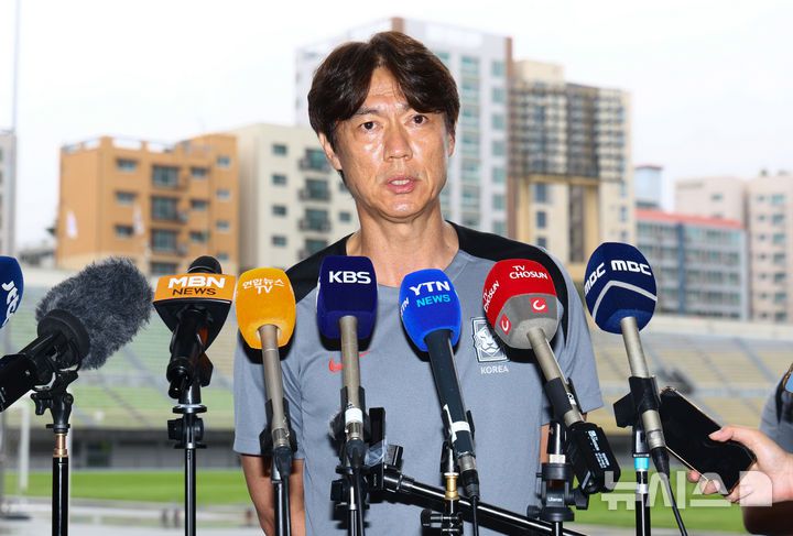[성남=뉴시스] 황준선 기자 = 대한민국 남자 축구 국가대표팀 홍명보 감독이 14일 경기 성남시 성남종합운동장에서 공개훈련에 앞서 인터뷰를 하고 있다. 2025 EAFF(동아시아축구연맹) E-1 챔피언십(동아시안컵)에 출전하는 대한민국 남자 축구 국가대표팀은 오는 15일 용인미르스타디움에서 일본과 경기를 치른다. 2025.07.14. hwang@newsis.com