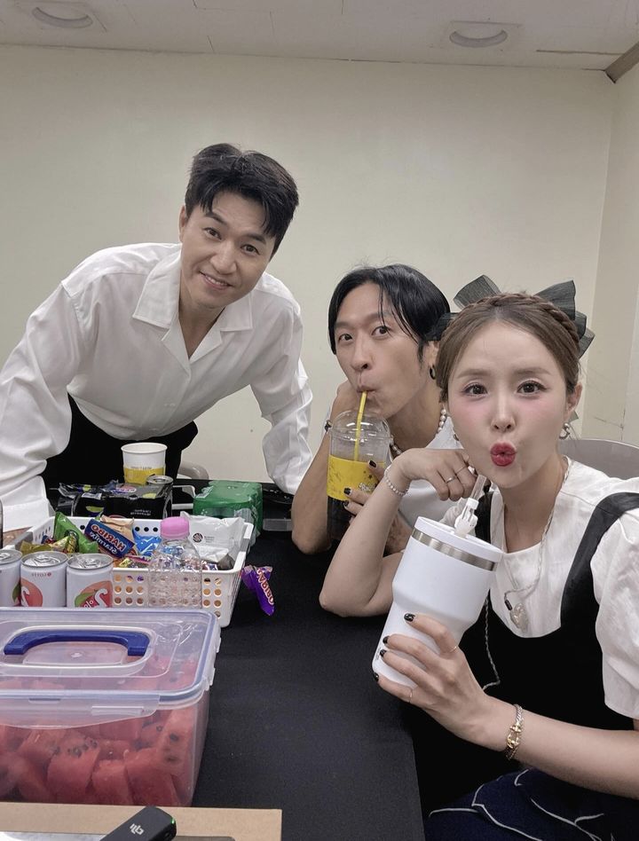 [서울=뉴시스] 김종민, 빽가, 신지. (사진=신지 인스타그램 캡처) 2025.07.15. photo@newsis.com *재판매 및 DB 금지