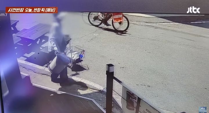 [서울=뉴시스] 한 여성이 편의점 앞에서 건조 중이던 잔반통을 훔쳐 가는 황당한 사건이 벌어졌다.  (사진=JTBC 사건반장 갈무리) 2025.07.15 *재판매 및 DB 금지