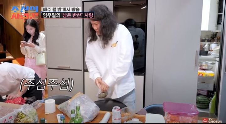 [서울=뉴시스] 코미디언 임우일이 지난 14일 방송한 TV조선 예능 프로그램 '조선의 사랑꾼'에서 결혼을 앞둔 코미디언 김지민 집을 방문해 함을 전달했다. (사진=TV조선 '조선의 사랑꾼') 2025.07.15. photo@newsis.com *재판매 및 DB 금지