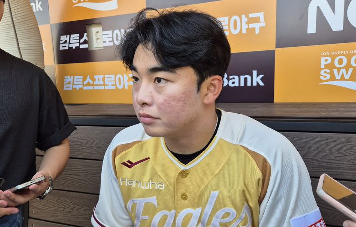 [대전=뉴시스] 문채현 기자 = 프로야구 한화 이글스 문현빈이 12일 대전 한화생명볼파크에서 열린 2025 신한 쏠뱅크 KBO 올스타전을 앞두고 취재진과 인터뷰를 하고 있다. 2025.07.12. dal@newsis.com *재판매 및 DB 금지