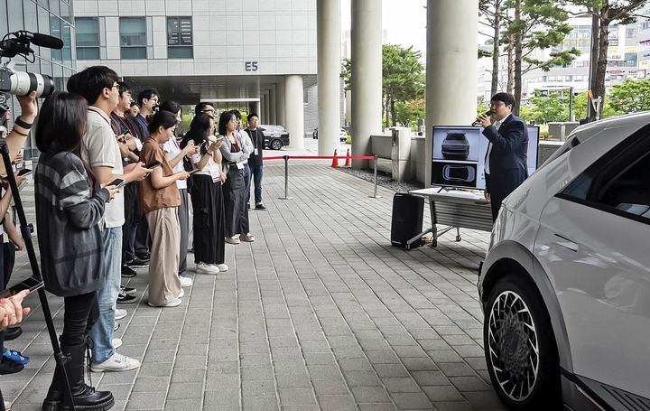 [서울=뉴시스]7월 15일 강서구 LG사이언스파크에 위치한 LG이노텍 마곡 본사에서 개최된 '차세대 디지털키 솔루션 기술 설명회'에서 편의제어통신S/W개발팀 배성준 팀장이 솔루션 시연을 하고 있다. (사진=LG이노텍 제공) 2025.07.15. photo@newsis.com *재판매 및 DB 금지