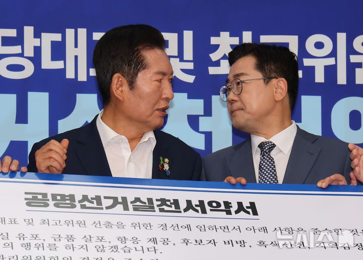[서울=뉴시스] 김명년 기자 = 더불어민주당 당대표 후보인 정청래·박찬대 의원이 15일 오전 서울 여의도 국회에서 열린 당대표 및 최고위원 후보 공명선거 실천 서약식에서 기념촬영을 기다리고 있다. 2025.07.15. kmn@newsis.com