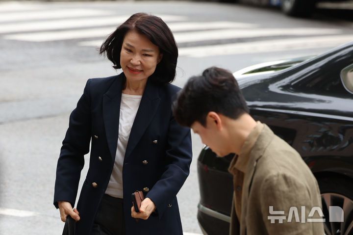 [과천=뉴시스] 권창회 기자 = 국무회의에서 배제된 이진숙 방송통신위원장이 15일 오전 경기 과천시 정부과천청사 내 방송통신위원회로 출근하고 있다. 2025.07.15. kch0523@newsis.com