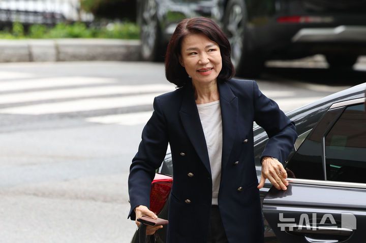 [과천=뉴시스] 권창회 기자 = 국무회의에서 배제된 이진숙 방송통신위원장이 15일 오전 경기 과천시 정부과천청사 내 방송통신위원회로 출근하고 있다. 2025.07.15. kch0523@newsis.com