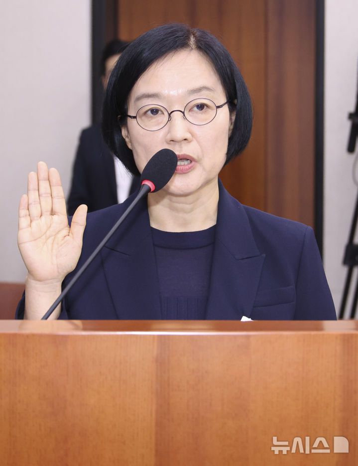 [서울=뉴시스] 김금보 기자 = 한성숙 중소벤처기업부 장관 후보자가 15일 서울 여의도 국회 산업통상자원중소벤처기업위원회에서 열린 인사청문회에서 선서를 하고 있다. 2025.07.15. kgb@newsis.com