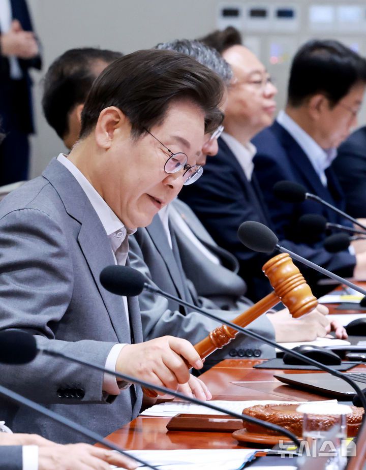 [서울=뉴시스] 최동준 기자 = 이재명 대통령이 15일 서울 용산 대통령실 청사에서 열린 국무회의에서 의사봉을 두드리며 개회 선언을 하고 있다. (대통령실통신사진기자단) 2025.07.15. photocdj@newsis.com